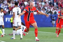 「なぜ誰も気づかない？」「彼を知らないのか」W杯で躍動した翌日…ノルウェー怪物FWがNYで見せた“まさかの姿”にSNS驚愕「アメリカに来ると普通の人になれる」