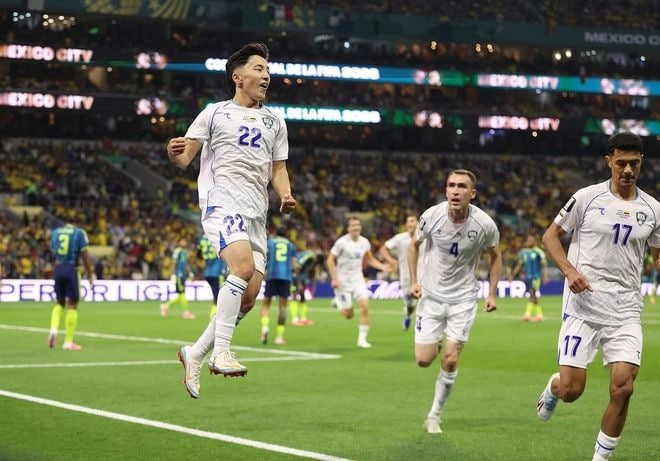 「朝７時に起きて、試合を見るのは簡単ではない」ウズベクの“歴史的な１点”を決めた22歳FWが「大きな感謝を述べたい」。初ゴールには「最高の気分だ」【Ｗ杯】