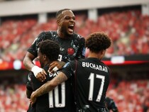 開催国カナダが歴史的一勝！ ショッキングなアクシデント発生も…退場者を２人出したカタールを６－０粉砕！ W杯初勝利を挙げる
