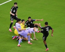 痛恨の連係ミス。韓国GKがこぼしたボールをルイス・ロモが蹴り込みメキシコが先制。森重は「ちょっとアンラッキー」【Ｗ杯】