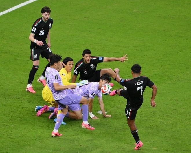 痛恨の連係ミス。韓国GKがこぼしたボールをルイス・ロモが蹴り込みメキシコが先制。森重は「ちょっとアンラッキー」【W杯】