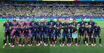 とんでもなく豪華！超大物２人がブラジル戦を並んで観戦！49歳と46歳…かつてW杯制覇「絵面つえー」「太ったなぁ」