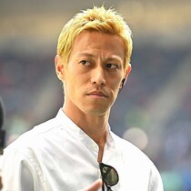 「かっこよおお！」「マジでカリスマすぎます」本田圭佑、ビシッとスーツで日本戦の会場入り！期待は高まるばかり「今日も解説ぶちかまして！」【W杯】