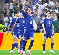 「左足ぴょんやって！」本田圭佑は今日も絶口調！抜群パスワーク→鎌田大地が超オシャレに２戦連発「みんな上手すぎるわ」【W杯】