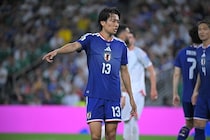 「Ｗ杯で一番の驚きかも」先制弾アシストの中村敬斗「ソックス短すぎだろ」。今日も変わらぬ独特なスタイルにSNSざわつく「レガース入ってる？」【Ｗ杯】