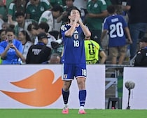 「三笘の１mmを思い出す」チュニジア戦で生まれた“逆１ミリ”。上田綺世が強烈シュート→相手GKがライン上でかき出しノーゴール判定。SNS騒然「入ってないのか！」【Ｗ杯】