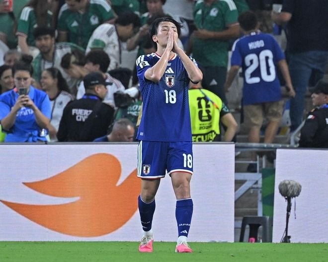「三笘の1mmを思い出す」チュニジア戦で生まれた“逆1ミリ”。上田綺世が強烈シュート→相手GKがライン上でかき出しノーゴール判定。SNS騒然「入ってないのか!」【W杯】