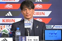 「我が子を見守るような視線」チュニジア戦から数時間…食事会場の日本代表戦士たちを見つめるJFA会長の“優しすぎる眼差し”が話題「一緒に食べるの？」【W杯】