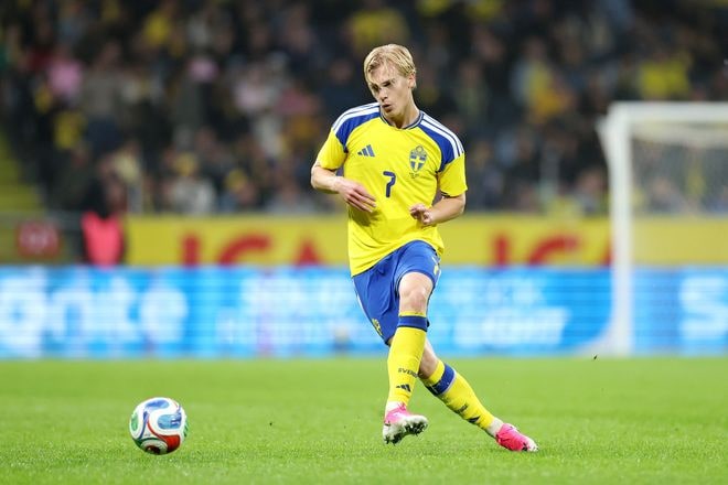 「退団を希望している」日本とW杯最終節で対戦するスウェーデン代表の20歳MF、今夏にプレミア名門から移籍か。現地メディアが報道「来季の出場機会を確保するため…」