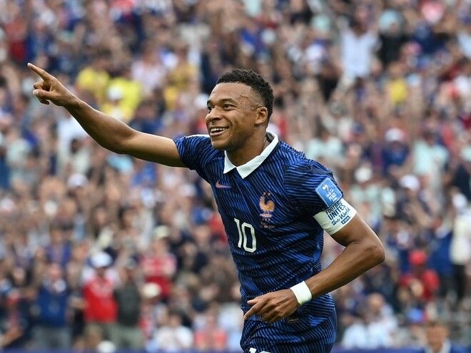 フランス代表エムバペが2戦連発! イラク戦で強烈な左足ミドル弾、先制点を奪う【W杯】