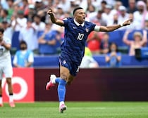 エムバペの強烈ミドル「チートやん」。エリア外から突き刺した一撃にファン驚嘆「弾道がエグいわ」「理不尽すぎ」【Ｗ杯】