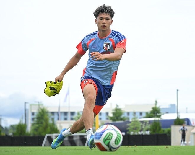 「ちょっと怒ってる？」本田圭佑に突っ込まれた21歳日本代表FWが反応「怒ってないです」「ずっとこんな顔なので」【W杯】