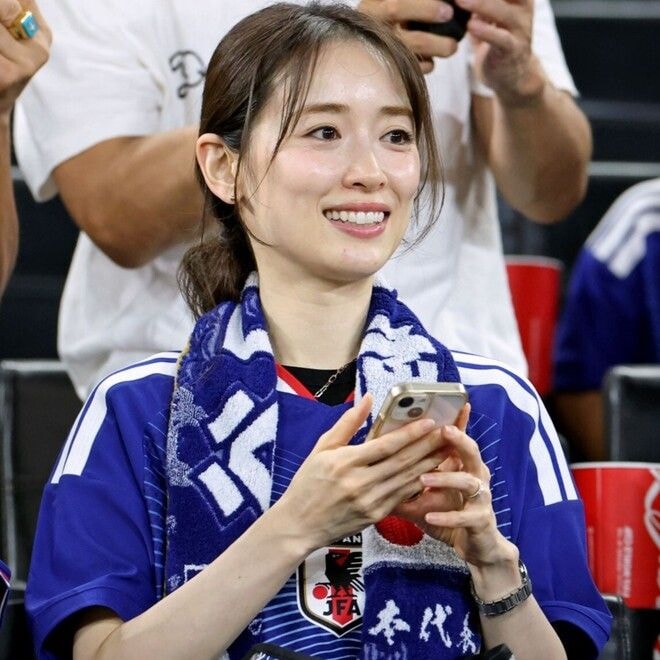 「可愛すぎてびっくりしたわ」チュニジア戦を現地観戦した“日本代表CBの女優妻”にネット騒然！「透明感がやばいって」「どんだけ美男美女よ」【W杯】