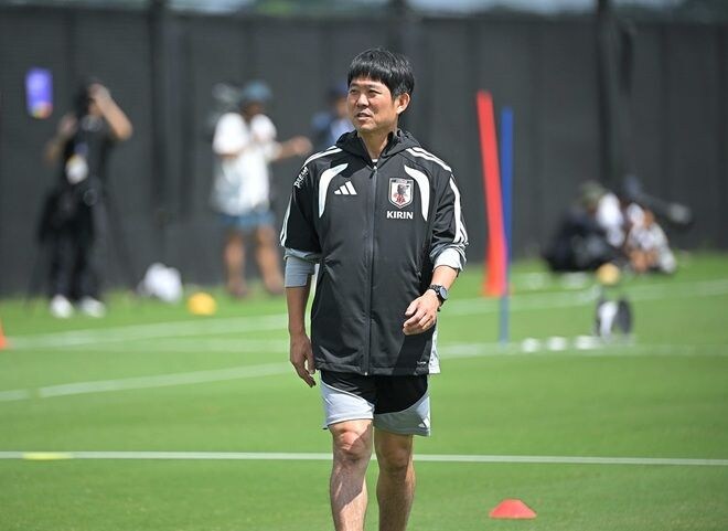 森保監督がまずサブグラウンドへ。トレーニングを見守っていたのはW杯メンバーではなく…【W杯】