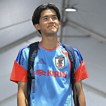 「長友佑都の称賛をどう受け止めた？」記者の問いに21歳FWは喜ぶわけでもなく…【W杯】