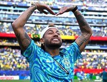 34歳ネイマール、ついに出陣！ブラジル監督がジョークを交えてGOサイン「私だって90分間、歩きながらプレーできるよ」【W杯】