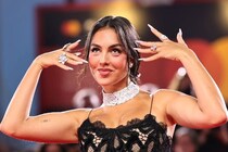 「ズボンを履き忘れた？」Ｃ・ロナウドのモデル婚約者が披露した“大胆すぎる応援スタイル”に英紙も仰天！「いまやフォロワーは7000万を超える」【W杯】