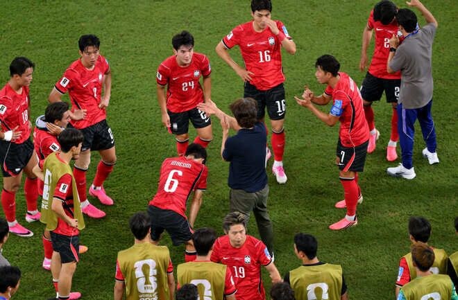 「“愚かな賭け”が裏目に」格下に屈して敗退危機の韓国。海外大手メディアは指揮官の采配に厳しい指摘「結果として大失敗に終わった」【W杯】