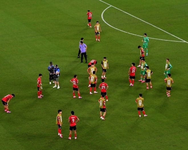 「史上最悪の惨敗」南アフリカに不覚で3位後退、GS自力突破スルリ…韓国メディアのイライラMAX「韓国サッカー史に屈辱がまた1つ」【W杯】