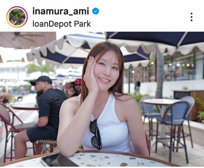 「めちゃくちゃかわいい」「お美しい」“神スイング”美女が代表ユニ姿でニコッ! W杯観戦「いいですね」など反響