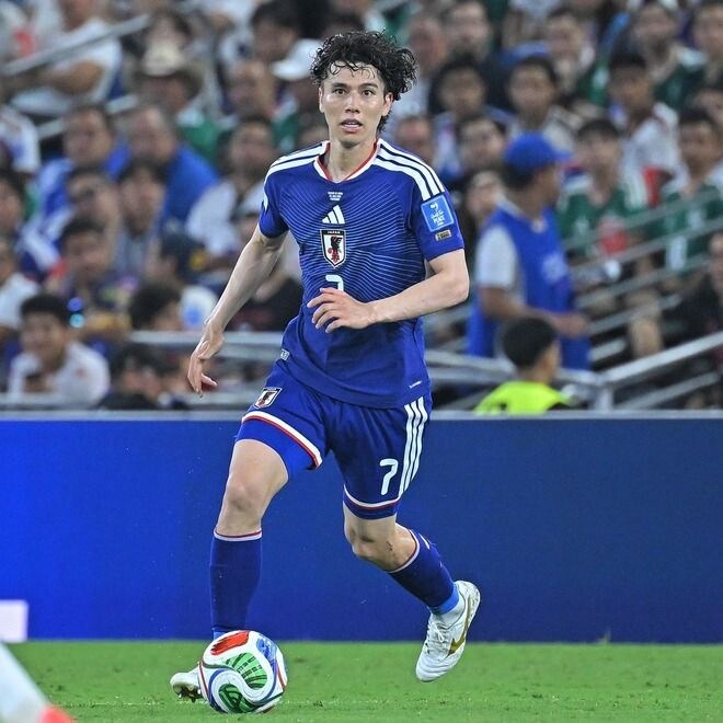 「なんでやねん！」本田圭佑が異議！ 田中碧のハイプレスからのボール奪取はファウルの判定「ショルダーとショルダーですよ」【Ｗ杯】
