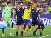 スウェーデンにアクシデント。先発したCBピッチに倒れ込み…前半で途中交代【W杯】
