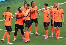 オランダがチュニジアに３－１快勝→勝点７でF組１位通過。スウェーデンとドローの日本は勝点５で２位…決勝Tでブラジルと対戦【W杯】