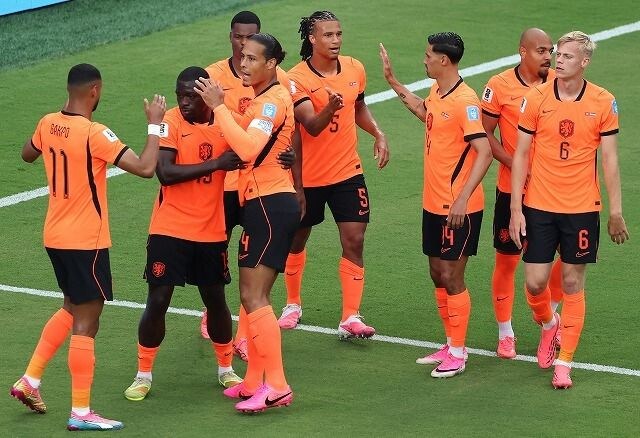 オランダがチュニジアに３－１快勝→勝点７でF組１位通過。スウェーデンとドローの日本は勝点５で２位…決勝Tでブラジルと対戦【W杯】