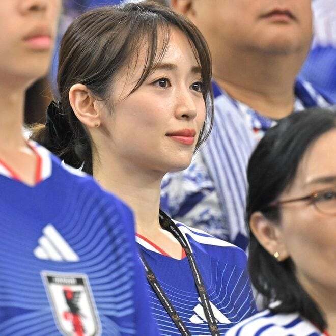 「ほんま美人やなぁ」日本vsスウェーデン戦を現地観戦した“最強女優妻”にファンうっとり 「異次元の透明感」「この美男美女は奇跡に近い」【W杯】