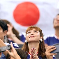「いつまでもお美しい」スウェーデン戦で偉業達成の日本代表DFを見守る“アモーレ妻”が話題 「まじで41歳なの!?」「なんだか泣けてくる」【W杯】