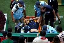 まさかの悲劇…ウルグアイに激震！ 大黒柱MFが左ひざを押さえ、担架でピッチを後に。スペインに先制許す痛恨の場面【W杯】