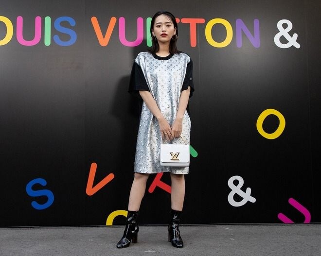 「見てるだけで幸せ」「お似合いです」人気モデルが公開した日本代表ユニ姿にファン釘付け「女神」「超カッコいい」【Ｗ杯】