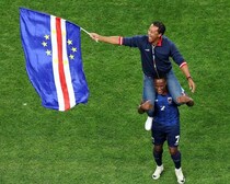「すべてのカーボベルデ国民のためだ」初のＷ杯で難敵と伍して戦い、決勝Ｔ進出！ ブビスタ監督は胸を張る「選手たちを誇りに思う」【Ｗ杯】
