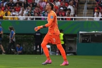 「私が代えたわけではない」痛恨ミスで失点→HT交代。40歳GK、早くもピッチを去った理由をウルグアイ指揮官が明かす「ムスレラ自身が下した決断だ」【W杯】