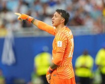 「大きな批判を浴びている」Ｗ杯優勝経験国が衝撃のGS敗退。“痛恨失策”の守護神に厳しい視線…現地報道「まさかの形でゴールを許してしまった」