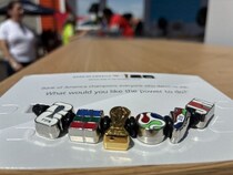 「これは内緒ね」。特別に「JPN」のチャーム。かなりの話題になっているノベルティグッズ。争奪戦は、ますます激しくなるに違いない【Ｗ杯戦記】