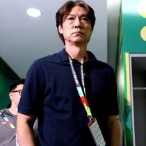 「なんて軽い態度だ！」惨敗に終わった韓国代表、ホン・ミョンボ監督の“辞任会見”に現地メディアは怒り心頭 「１分35秒？」「最後まで失望しかない」【W杯】