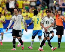 「唯一の不安点」「退場だけはしないでくれ」日本はブラジル相手に１点リードも...ダブルボランチにイエローカード。懸念の声「後半の足かせになりそう」【Ｗ杯】