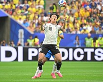 後半開始早々に“本田節”炸裂！ ロングボールを神トラップの上田綺世に「すばら」と一言【Ｗ杯】
