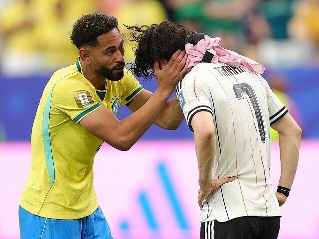 「心打たれた」「試合が終われば敵味方関係ない！」ブラジル９番の行動にファン感動。田中碧を優しく抱きしめ…【W杯】