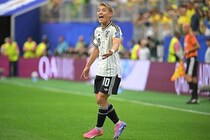 「世界はレベルが高い」堂安律は悔しさを押し殺し、日本サッカーのさらなる成長誓う「進歩できるように頑張っていきたい」【W杯】