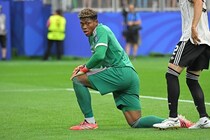 「まだ23歳!?」「なんて才能のある選手なんだ」ブラジル戦で好セーブ連発！ 日本代表守護神に海外ファンの称賛止まず「移籍市場で注目を集めるだろう」【W杯】