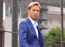 失点関与も「責めることはできない」。本田圭佑が泣き崩れた日本代表戦士を擁護「切り替えてほしい」【W杯】