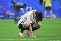 「なんて素敵なんだ」「愛が溢れている」しゃがみ込む日本代表戦士に…ブラジル指揮官が見せた“振る舞い”に海外反響「信じられないほど感動的」【W杯】