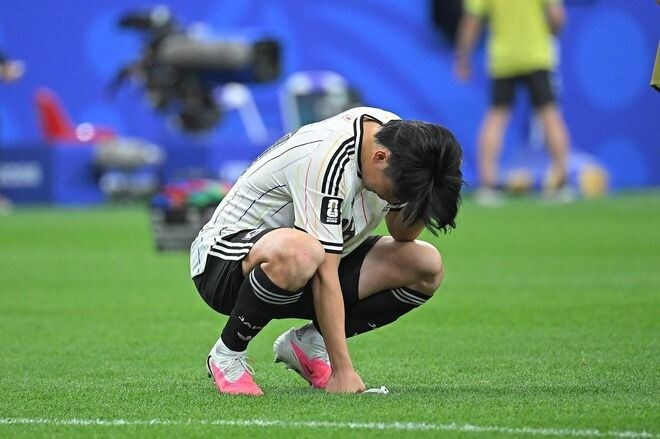 「なんて素敵なんだ」「愛が溢れている」しゃがみ込む日本代表戦士に…ブラジル指揮官が見せた“振る舞い”に海外反響「信じられないほど感動的」【W杯】