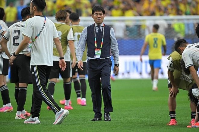 「泣けるわ」「ほんと人格者」敗退直後、森保監督はピッチで選手たちに何を語った? “最後の円陣”に反響「流石にカッコよすぎる!」【W杯】