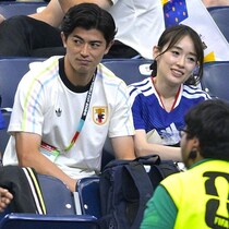 「マジで美しすぎるわ」ブラジル戦直後、日本代表CBと最強女優妻をとらえた“超貴重なツーショット”が話題 「一緒に写ってるの初見」「ドラマみたいなハグ」【W杯】