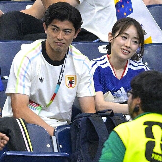 「マジで美しすぎるわ」ブラジル戦直後、日本代表CBと最強女優妻をとらえた“超貴重なツーショット”が話題 「一緒に写ってるの初見」「ドラマみたいなハグ」【W杯】