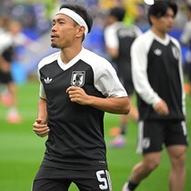 「どっかで見たことあるな」日本代表が披露した黒白練習ウェアに“既視感”を覚えたファンが続出「デザイン最高」「これも欲しいわ」【W杯】