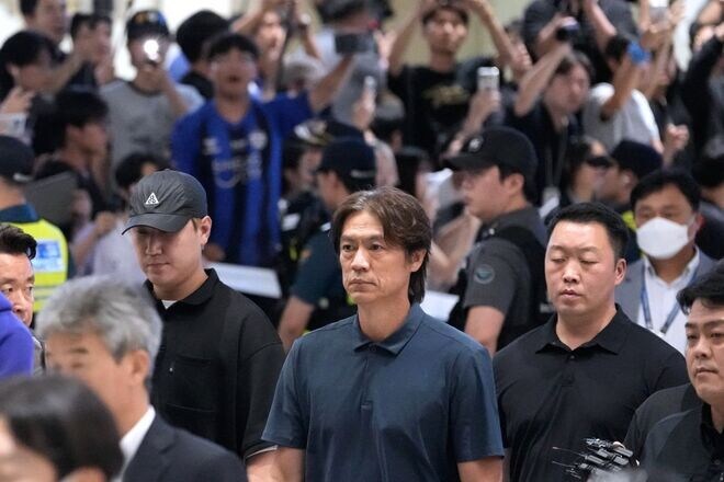 「森保監督は深々と頭を下げたのに…」日韓両監督の“好対照な振る舞い”に韓国メディアの怒りが再燃！「こっちはポケットに手を入れて立ち去った」【W杯】